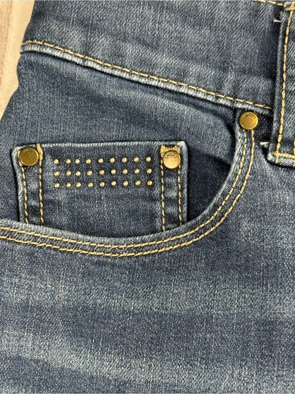 Chico's Platinum Ultimate Fit Medium Wash Straight Jeans Embellished Pocket 0/S